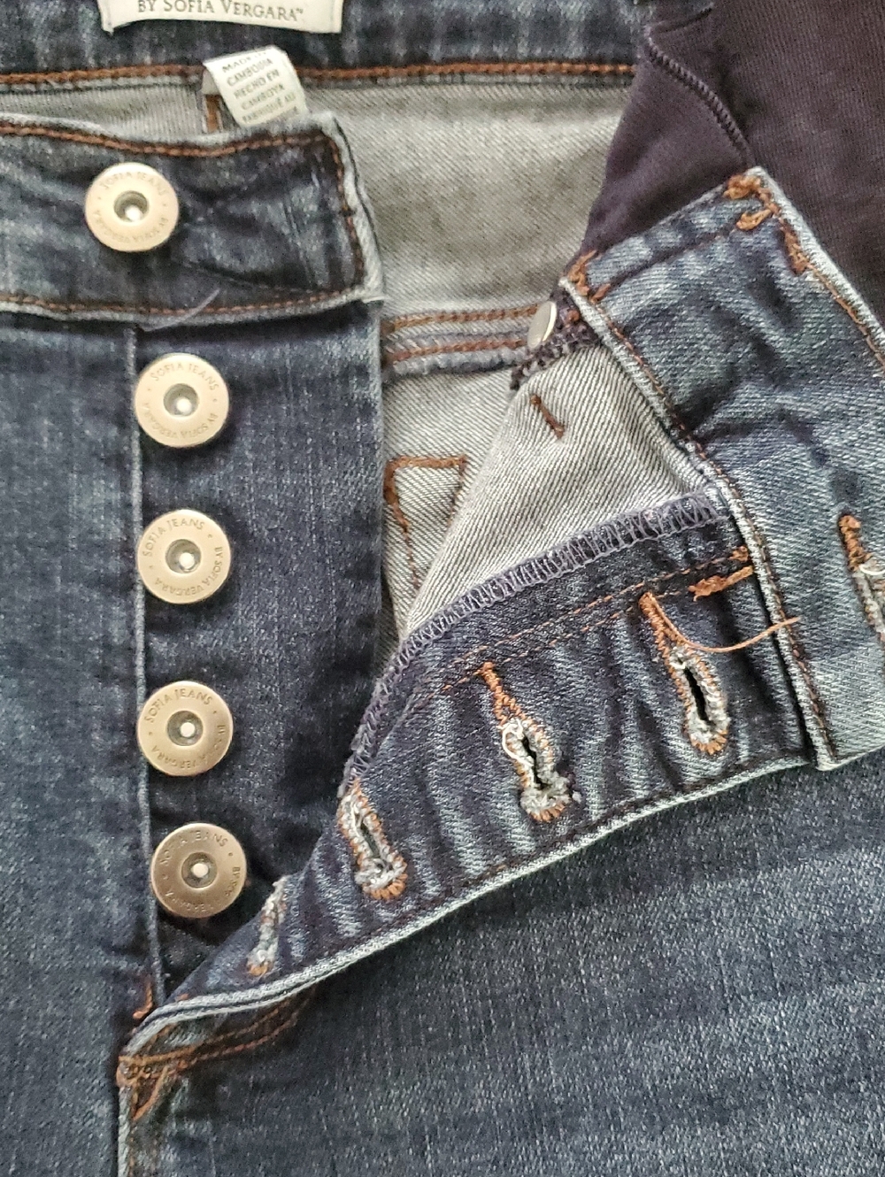 Sofia Vergara Maternity Jeans - Picture 5 of 6